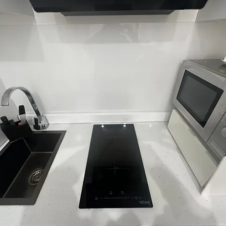 The Smaller New Refurbished Ensuite Room 5Min From Beach Parking In Guest House-2