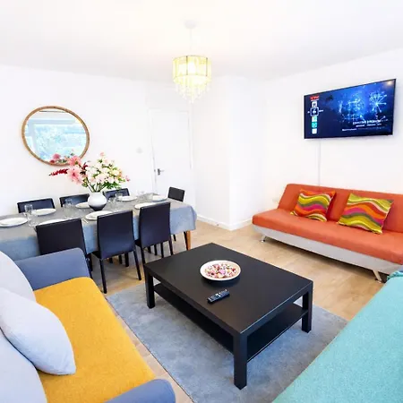 Stunning Four Bedroom House Close To Excel, O2 & Central London With Free Parking-3