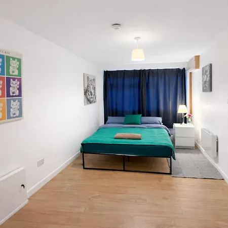 Stunning Four Bedroom House Close To Excel, O2 & Central London With Free Parking-2
