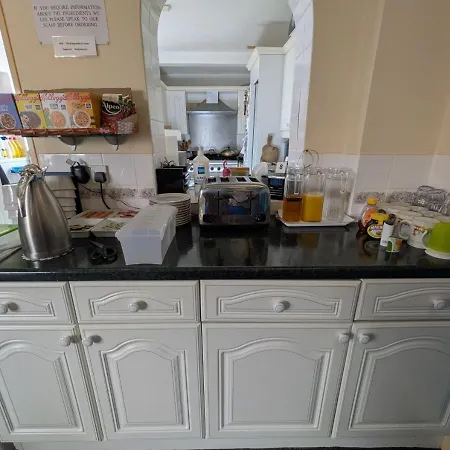 Kingswinford Guest House With Free Parking-2