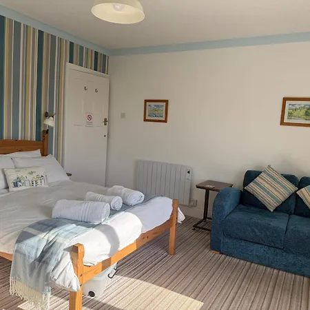 Holly Trees Guest Accommodation-3