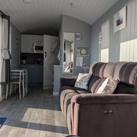 Allibella Shepherds Hut, Amazing Seaview, Private Garden, Pet Friendly-2