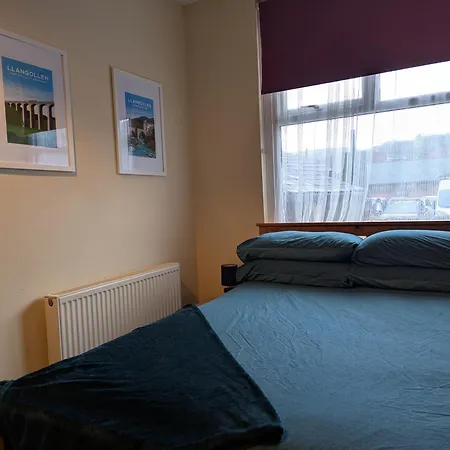 Llangollen Hostel - The Whole Bedroom - Self Catering Facilities-3