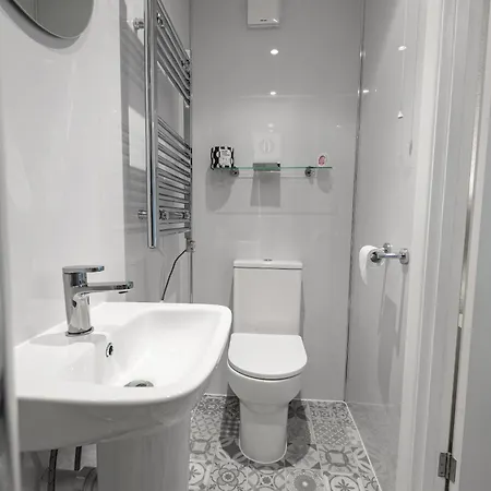 Kingsway Guesthouse - A Selection Of Single, Double And Family Rooms In A Central Location-3