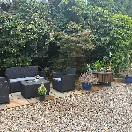 Da Vinci Guest House Gatwick Guest Parking, A Real Gem-2