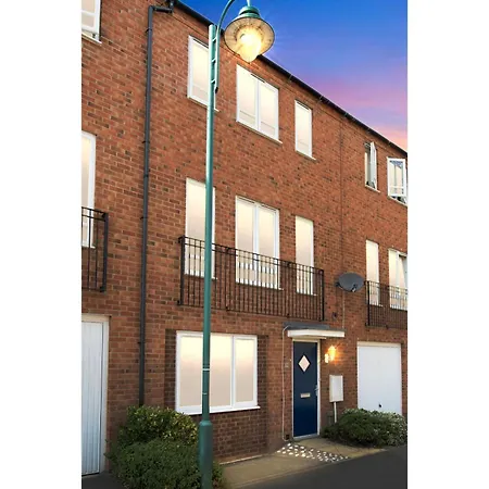 6 Bedroom Contractor House With Free Wifi By Your Lettings Short Lets & Serviced Accommodation Peterborough-3