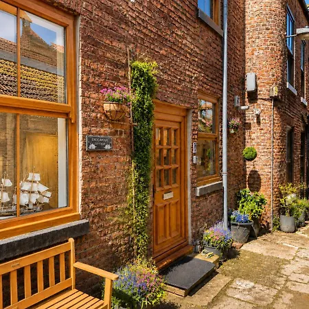 Endeavour Cottage Whitby Quiet Old Yard Fishermans Cottage-2