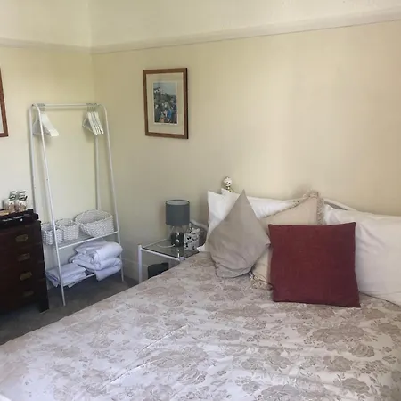 Cleave Court Guest House-2