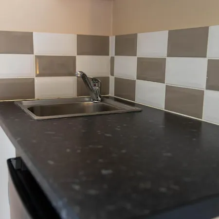 Roger Ground Guest House - With Onsite Car Parking-2