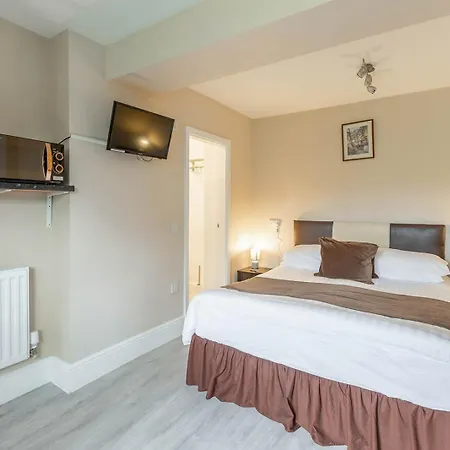 Roger Ground Guest House - With Onsite Car Parking-3