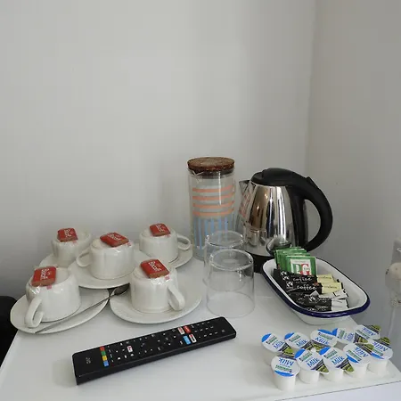 All Seasons Gatwick Guest House & Parking-3