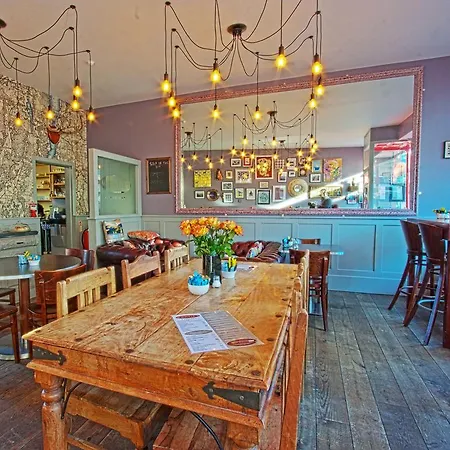 Monties Guest House - Adults Only-3