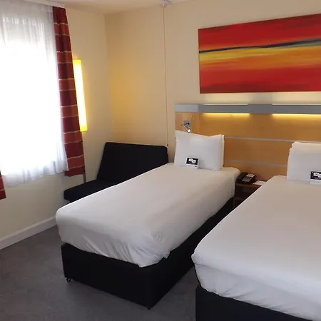 Holiday Inn Express Liverpool John Lennon Airport-3