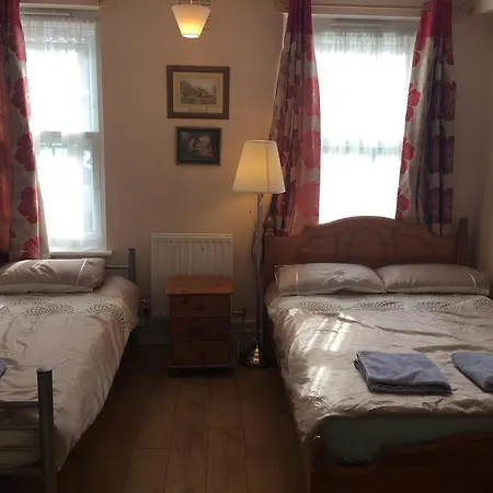 Central Greenwich Guest Rooms-3