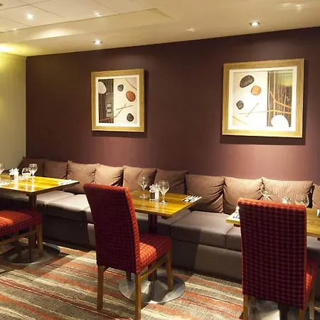 Premier Inn London Heathrow Airport T2 & T3 - Bath Road-3
