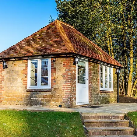 Cowdray Lodge B&B Rooms-2