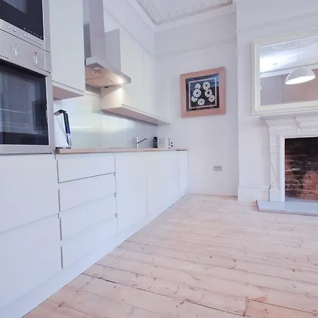 Stylish 2Br Designer Flat Holland Park-2