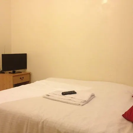 70 Hockley Avenue-3