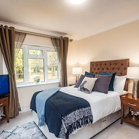 Trivelles Waterhall Country Gatwick Hotel & Airport Parking-2