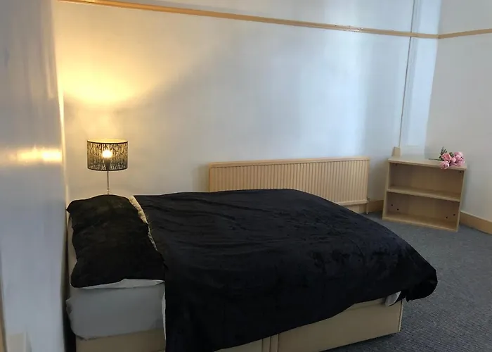 Shous Guest House Emersons Green