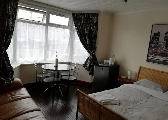 Cozy Guest House Luton 