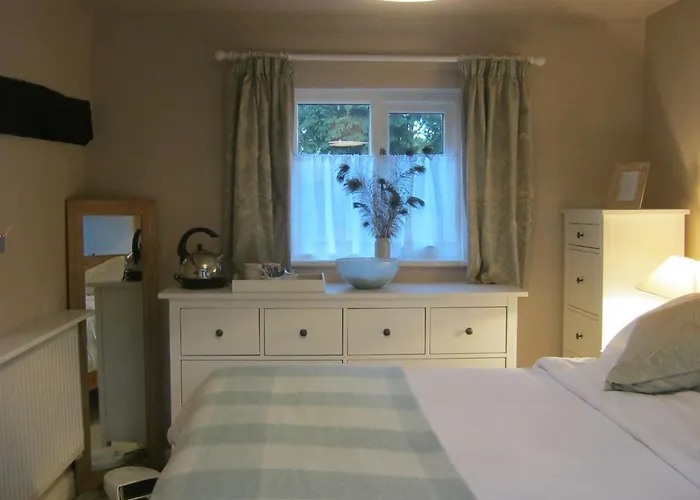The Moats - Coddington A Small Private Thatched Cottage B&B Located In Quiet Countryside Between Ledbury And Malvern - Convenient For The Malvern Three Counties Showground And 5 Miles From Excellent Shops Restaurants And Ledbury Poetry Festival