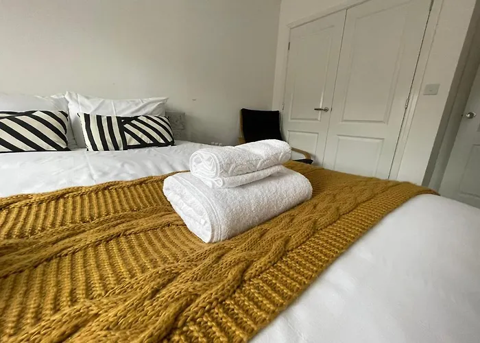 Large Spacious Room With Massive Bed And Free Wifi Manchester