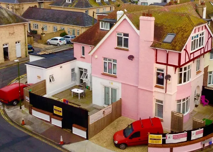 Barbie House: Beachfront Apartments with Beauty Amenities Paignton