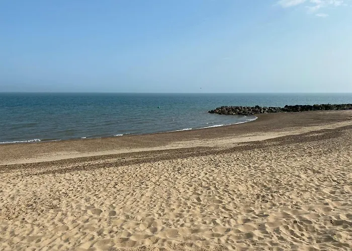 5 Mins Walk To Beach. 3 Bedroom Caravan. Sleeps 8 Clacton-on-Sea