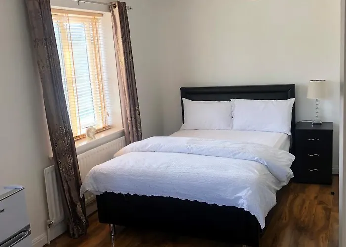 Ashmina Holiday Let With Free Onsite Parking For Small Vans And Cars Only Milton Keynes