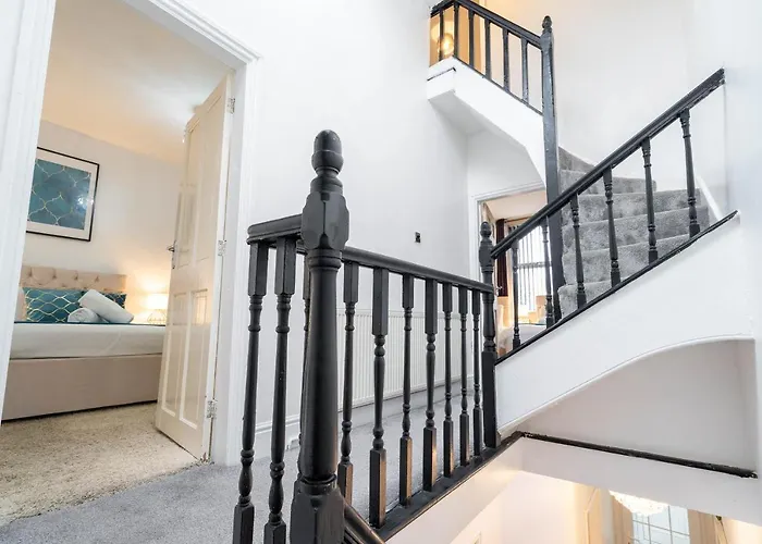 Luxury Townhouse - Edgbaston - Parking - Smart Tv - Fast Wifi - 7 Bedrooms - 16 People - Top Rated Birmingam