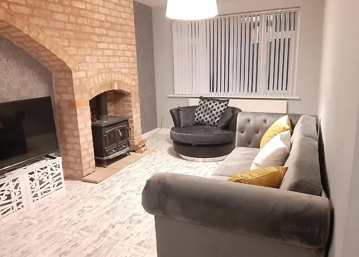 Beautiful Modern Three-Bedroom Semi Detached House Birmingam