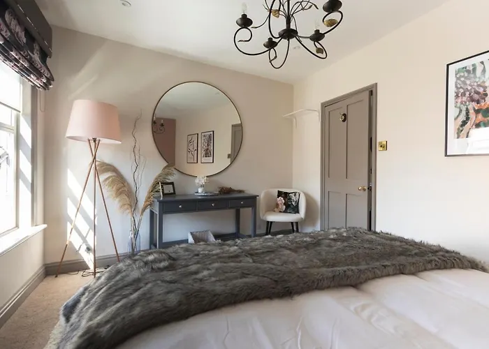 Luxury Warwick Townhouse I Walk To Castle I Dog Friendly I Private Patio Garden I Villa