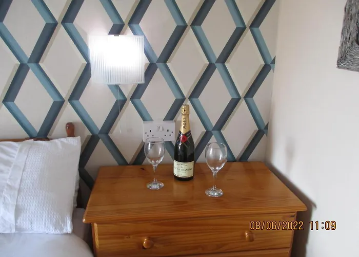 Sefton Lodge Seafront ,Panoramic Sea View Ensuite Balcony Rooms Available, Guest Garden Paignton