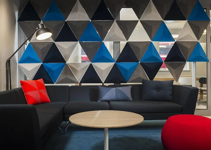 Holiday Inn Express Park Royal By Ihg Londra Con una pista da Golf