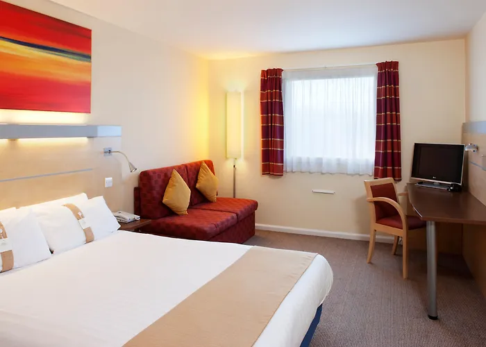 Holiday Inn Express Cardiff Airport, An Ihg Hotel Con una pista da Golf