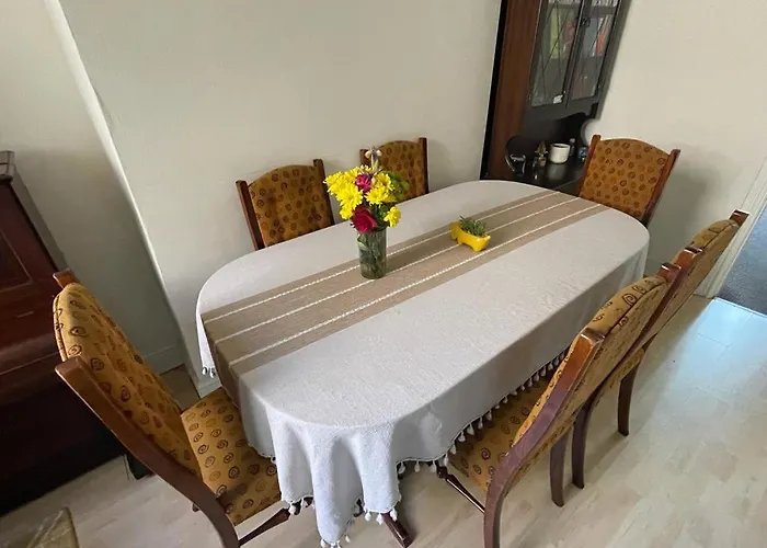 Room In Family Home Near Penny Lane Liverpool
