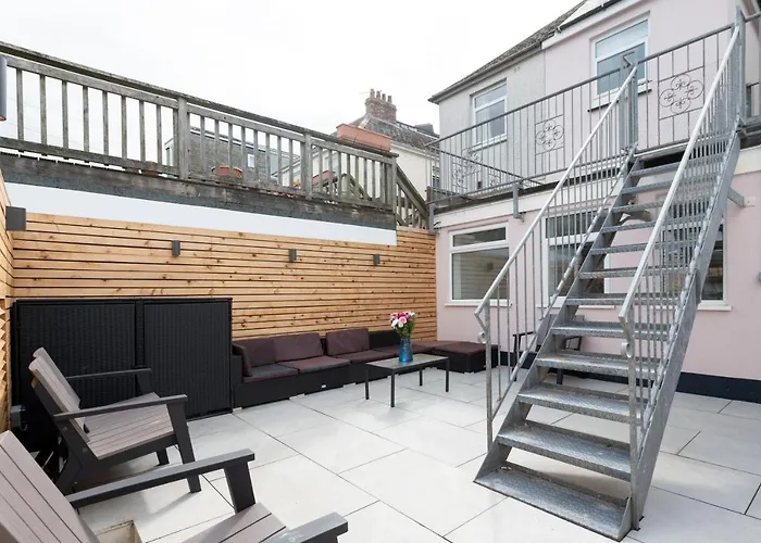 Hotel Morlanow-Private Entrance, Courtyard, Sea Views New Quay