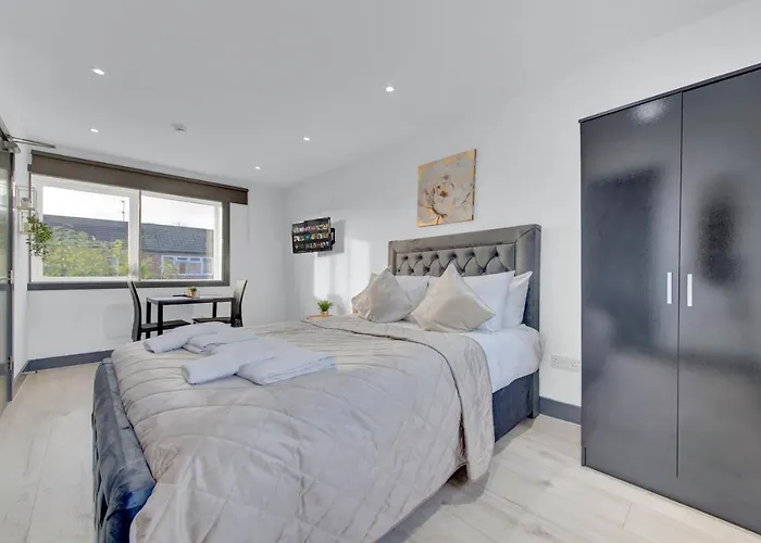 Heathrow Stays - Fawns Manor Hillingdon