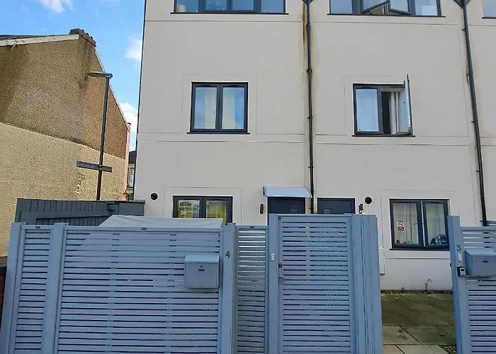 Lovely And Modern Groundfloor 1 Single Bedroom Condo With Netflix, Tea/Coffee/Biscuits Bristol