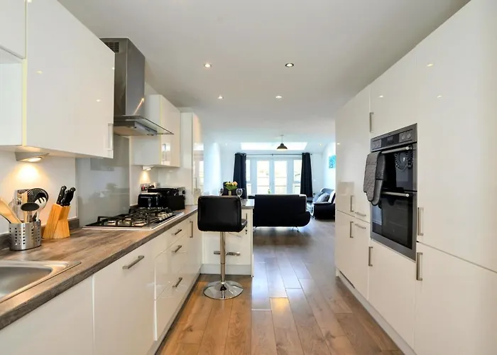 Family Friendly Home With Parking & Garden Manchester