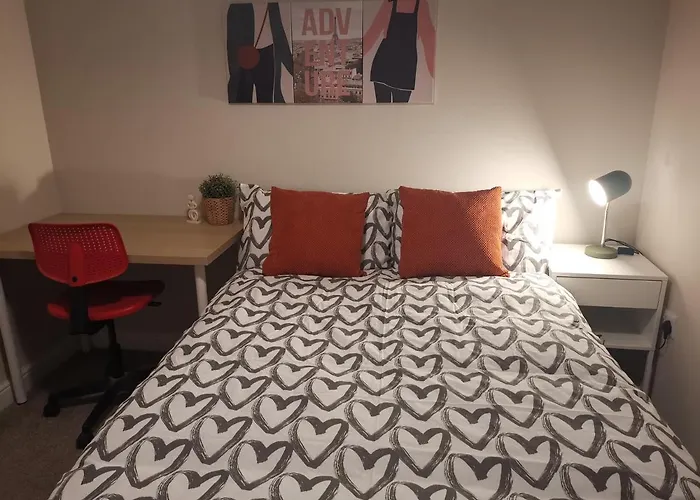Derby Pride Park 3 Bedrooms 5 Beds Contractors Family Group Stay- Free Parking