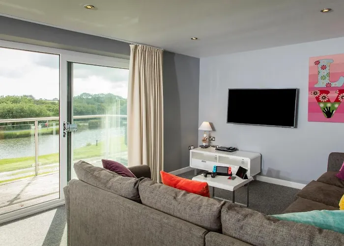 Hotel Pointbreak Sleeps 12 With Hot Tub-Great Celebration House-Dog Friendly Padstow