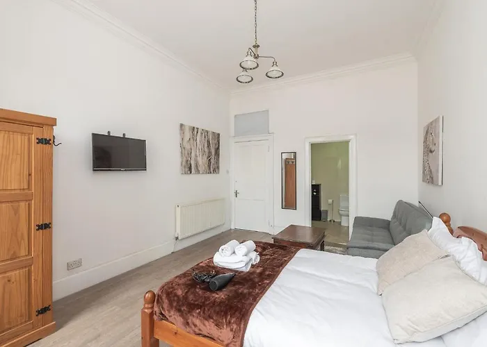 Spacious Ensuite Rooms In Edinburgh City Centre - Excellent Location