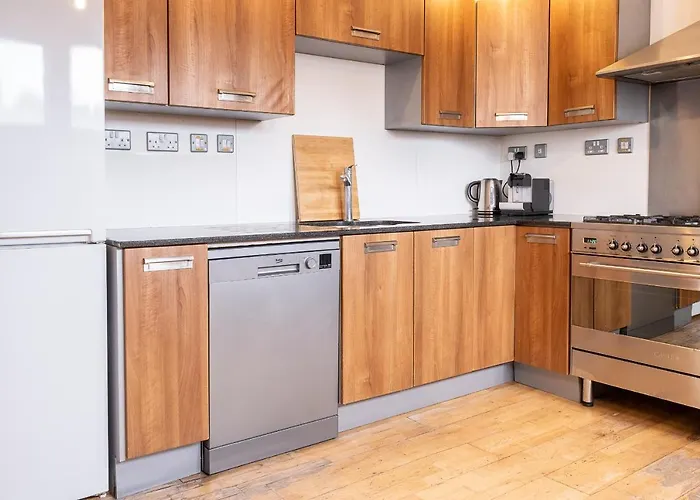 Spacious 3 Bedroom Apartment, Private Parking, Central Bristol