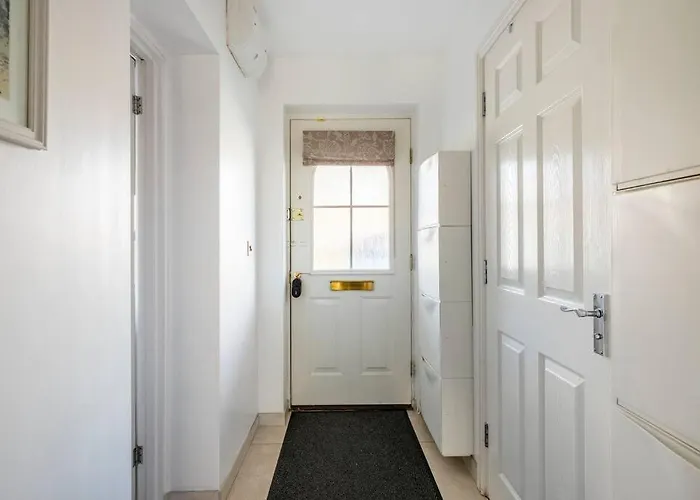 Bedroom With Kitchenette, Private Bathroom And Parking Cardiff