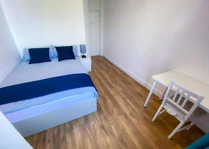 4 Bedroom House Parking & Garden Near Central Londres