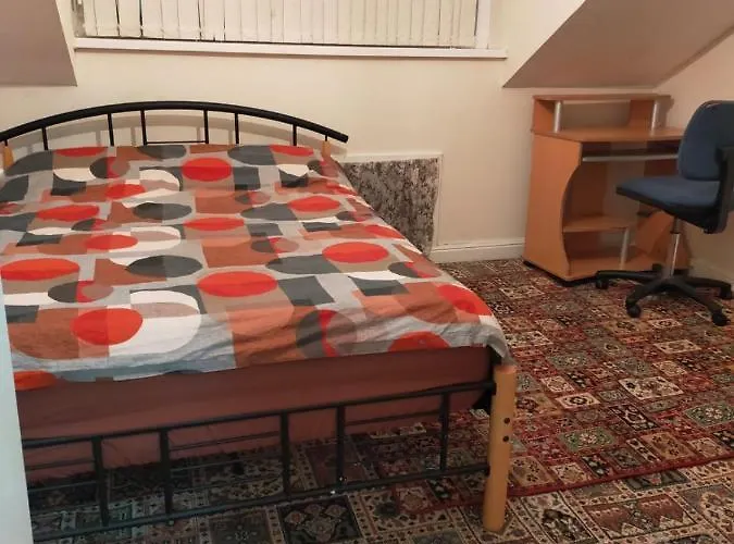 Paradise Apartment- Female Only Bradford 