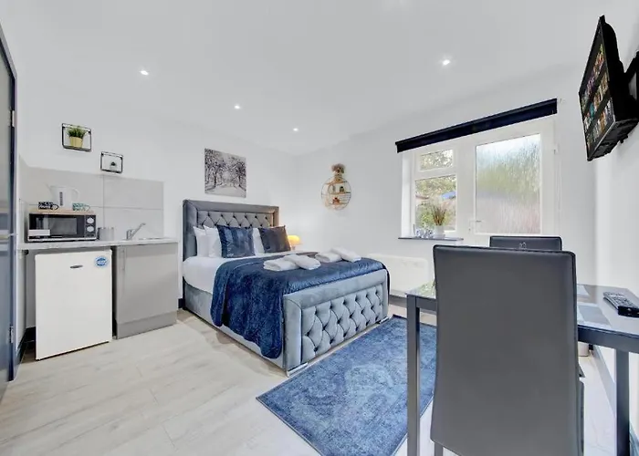 Heathrow Guest House - Fawns Manor Hillingdon