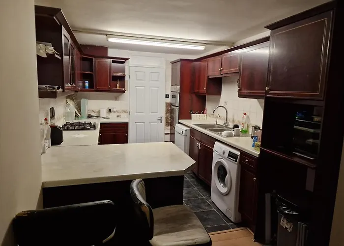 Heathrow Windsor Rooms With Shared Bath, Kitchen And Free Parking Slough